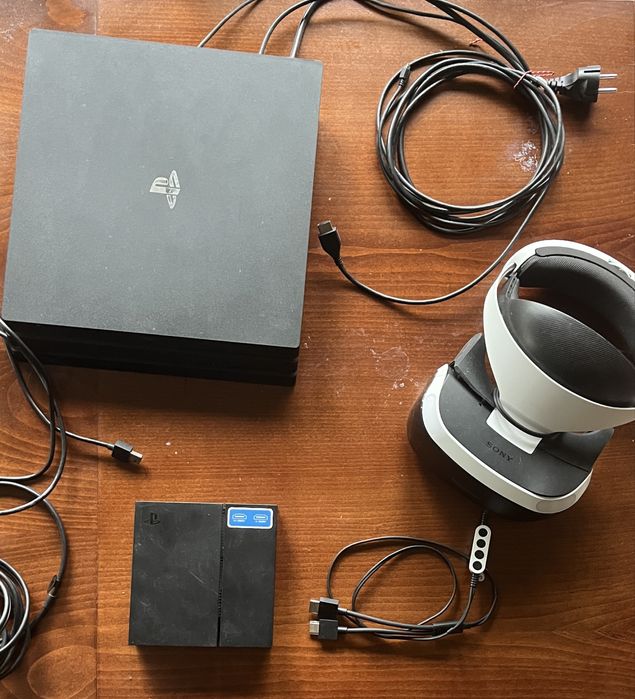 PS4, две контролера, VR oчила и PS VR aim controller