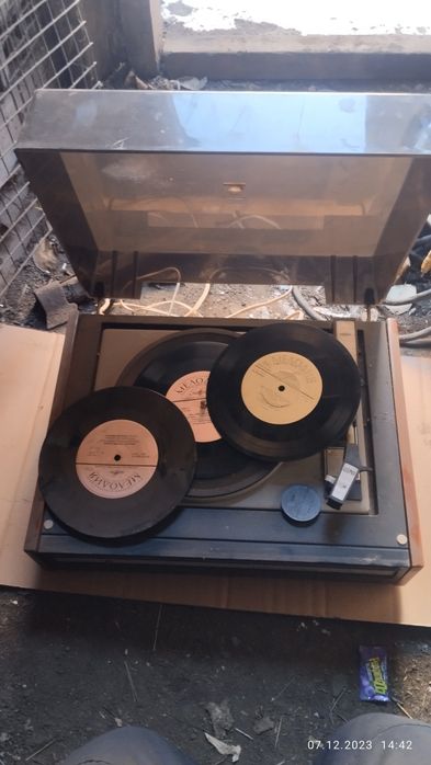 Продам элегию проигрыватель комплект