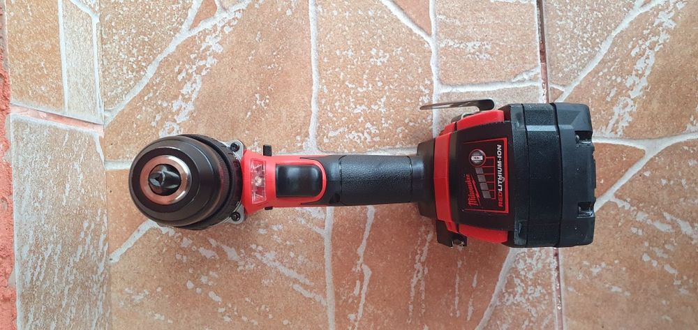 Masina de găurit si înșurubat cu percuție Milwaukee