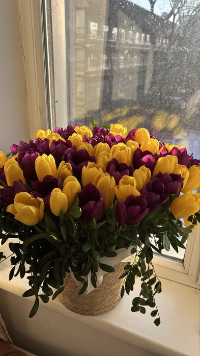 тюльпаны в корзине