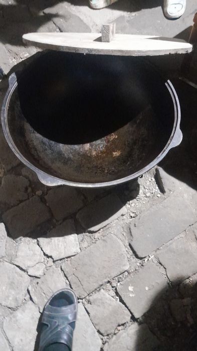 Чугунный казан с крышкой