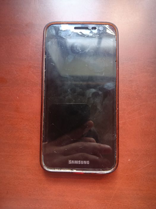 Samsung j2core ekran ketip qalgan biraq islep turipdi