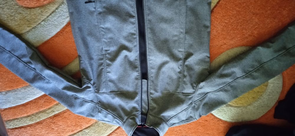 Сиво мъжко яке от непромокаема материя