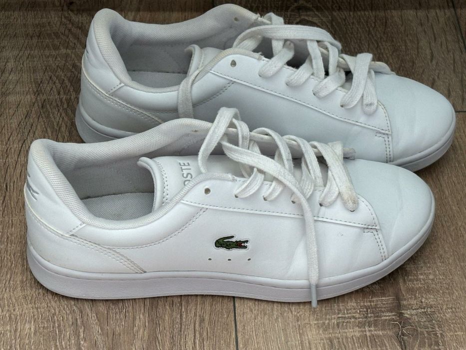 Tenisi lacoste .