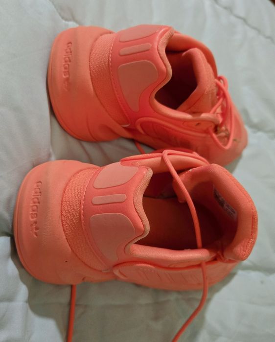 Adidas оригинални дамски сникърси цвят корал 38 номер