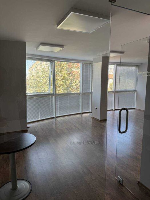 Офис в супер център с битов ток