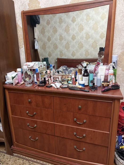Спальний гарнитур б/у:цвет орех шифонер,тупмбочки,тримо