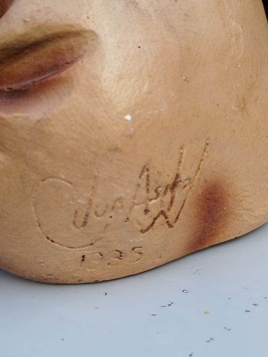 Jun Asilo,Колекционерска фигура на просещ клоун