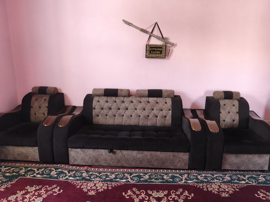 Kravat va krislo hamda spanli 3tasi birda