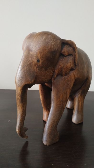 Много голям, тежък и реалистичен слон от дърво.