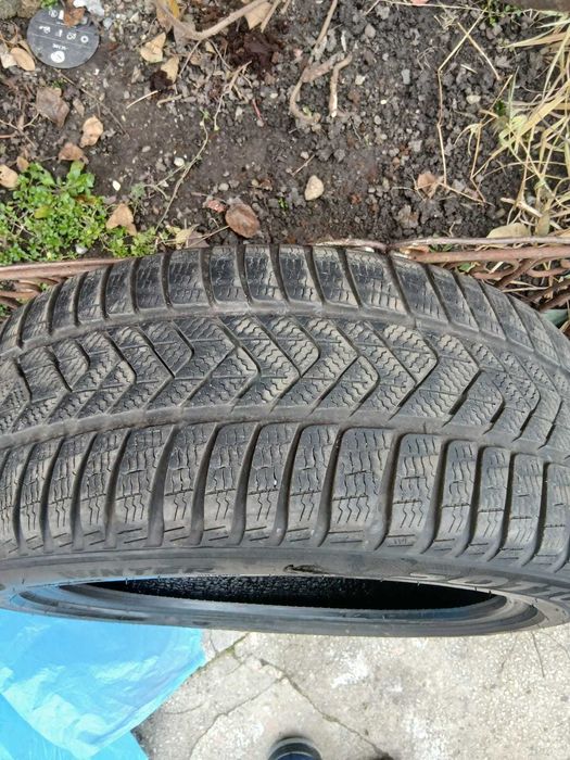 Vând anvelope iarna pirelli 245 45r18