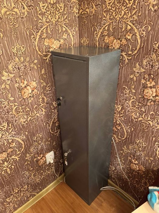 Продам сейф (высота 130см)