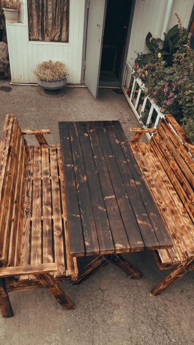 Стол две скамейки