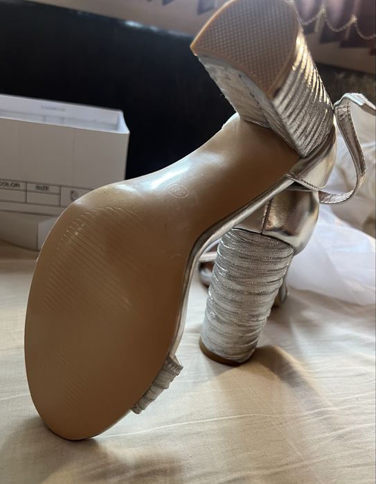 Сребърни сандали