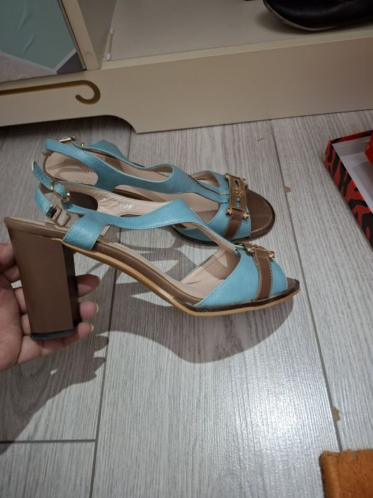 Аяқ киімдер сатылады