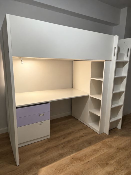 Pat supraetajat cu saltea si birou Ikea