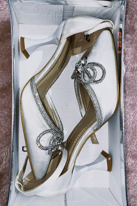 Продам белая туфли