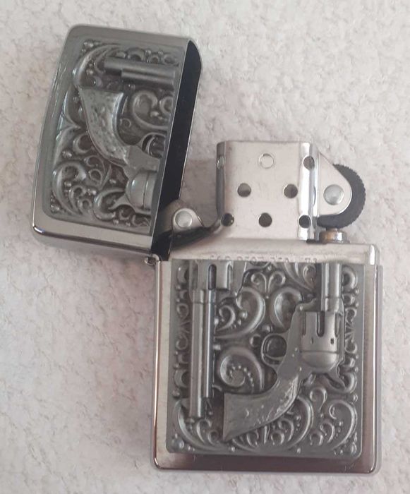 Колекционерска запалка ZIPPO, 2 револвера, релефна