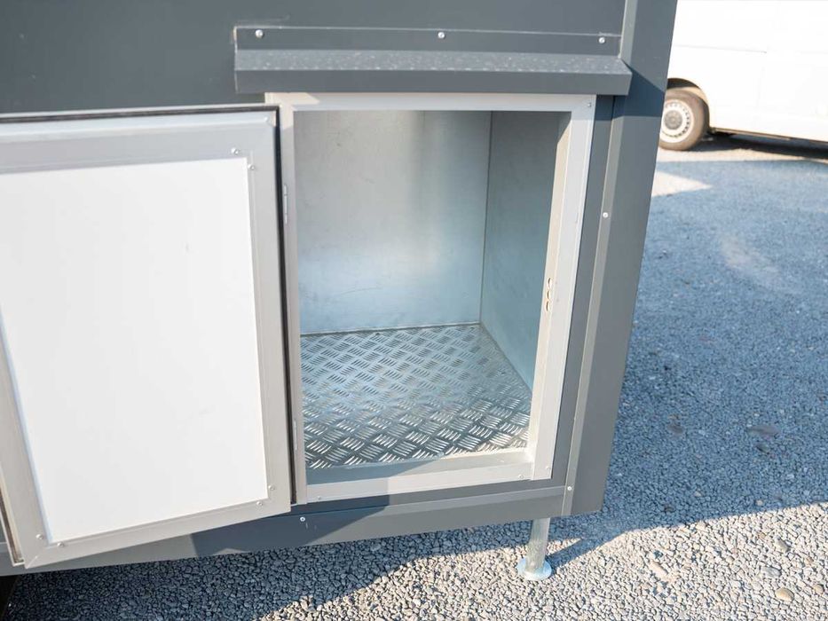 De închiriat: Rulotă comercială / Food Truck 3x2m – Inox, 2 Hote (Min. 3 luni)