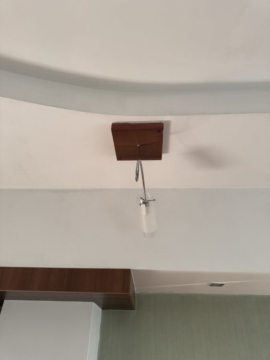 Люстру и светильники продам