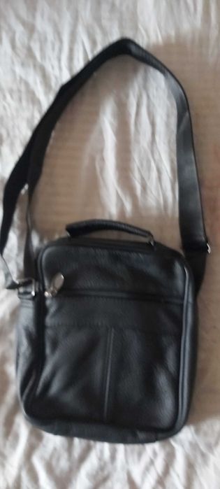 Продавам мъжка черна чанта от естествена кожа с пет отделения с цип