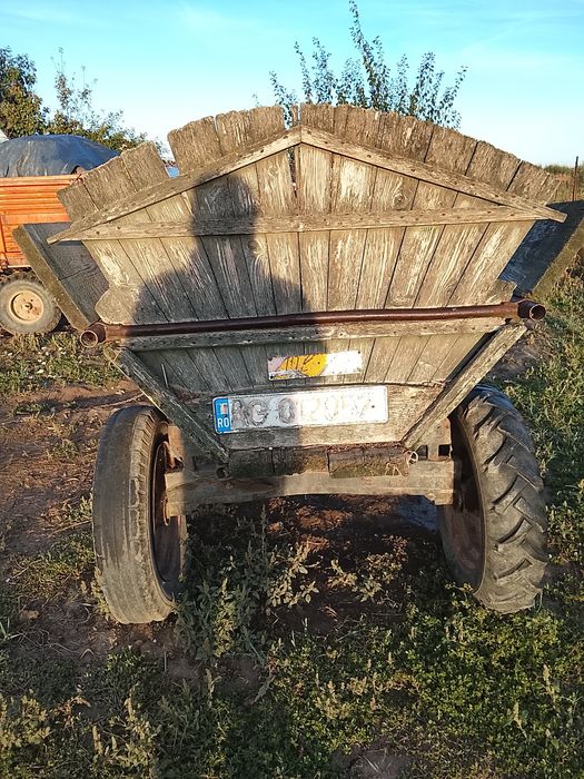 Vând presa baloti și două căruțe