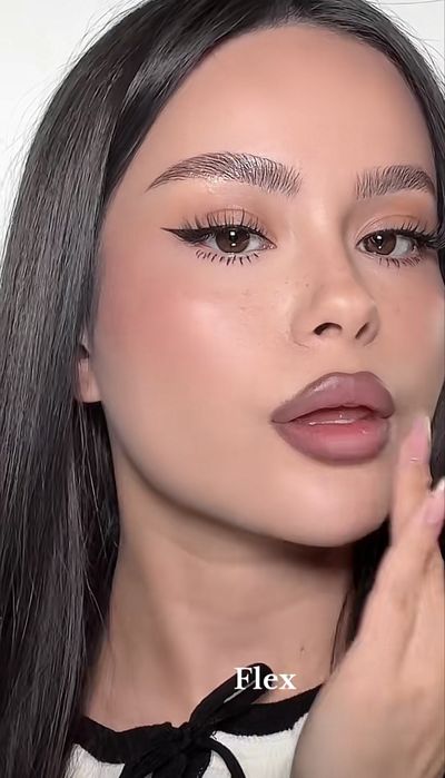 Rhode peptide lip shape молив за устни