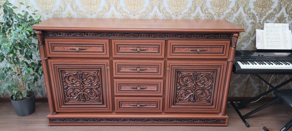 Продам комод в гостиную.