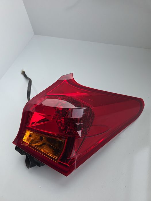 Десен стоп Toyota Auris E18 012-015г