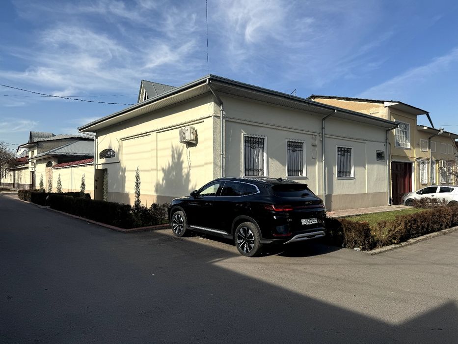 Med garadokda prafessorskiy maxallada  2.3 sotih uy sotiladi  ugalavoy