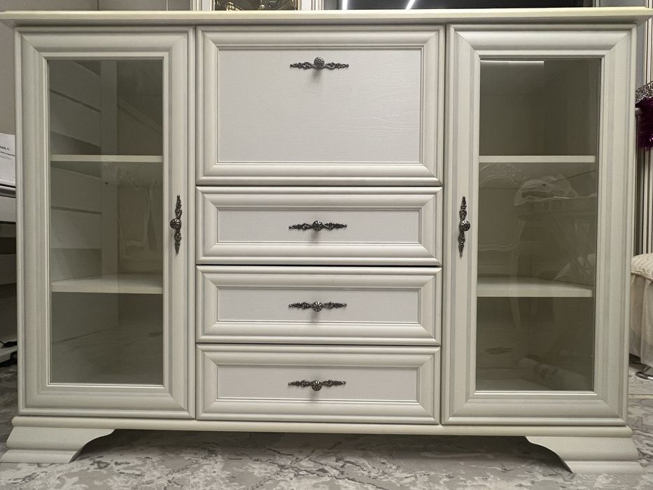 Элегантный комод с зеркалом в классическом стиле — отличное состояние