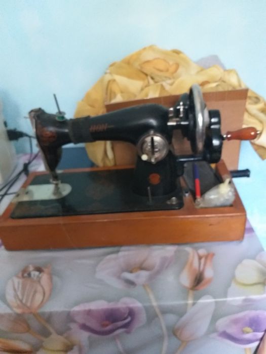 Швейная машинка старинная.