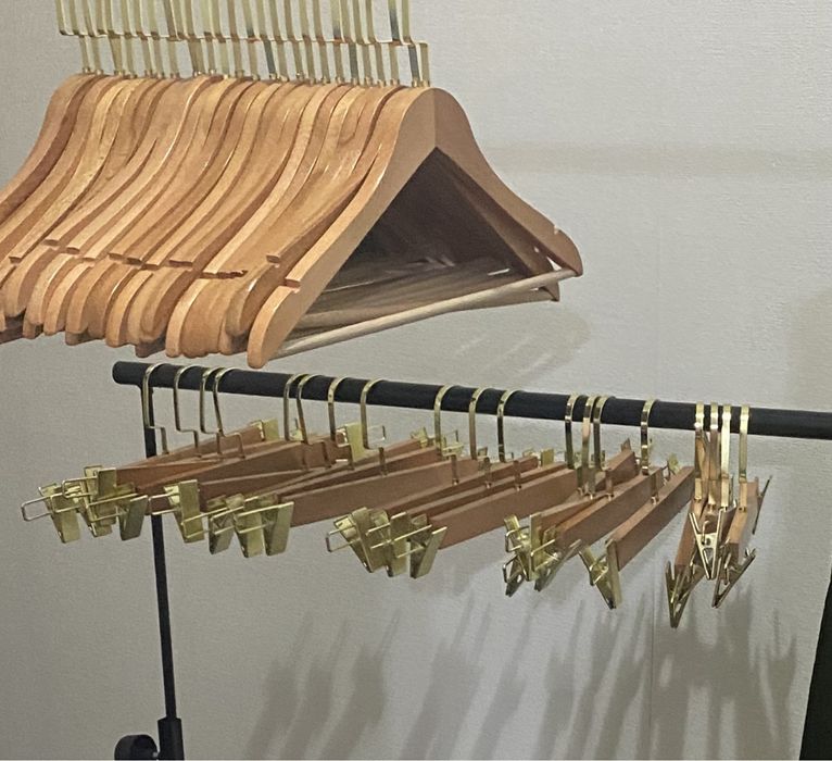 Вешалки для одежды прищепками очень удобные