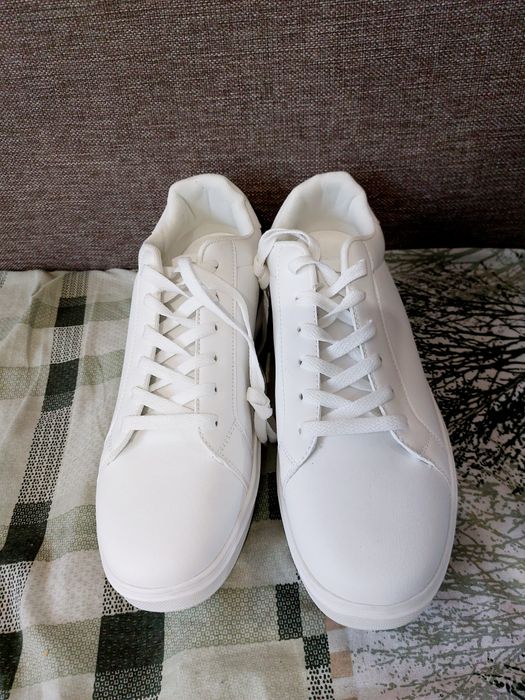 Нови бели маратонки