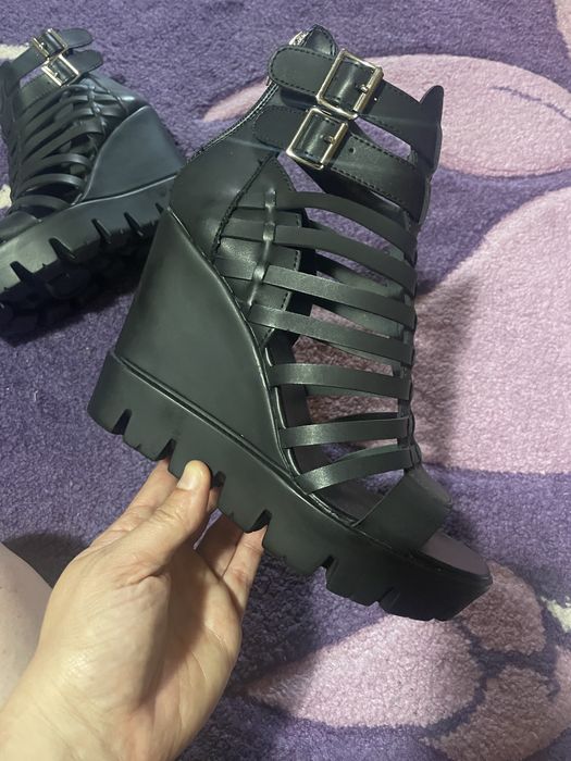 Sandale cu talpa inalta