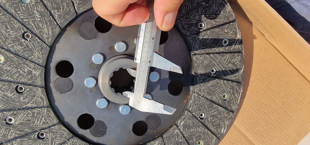 Disc ambreiaj tractor fiat Diametru: 280 mm
Numar dinti: 10
Dimensiune