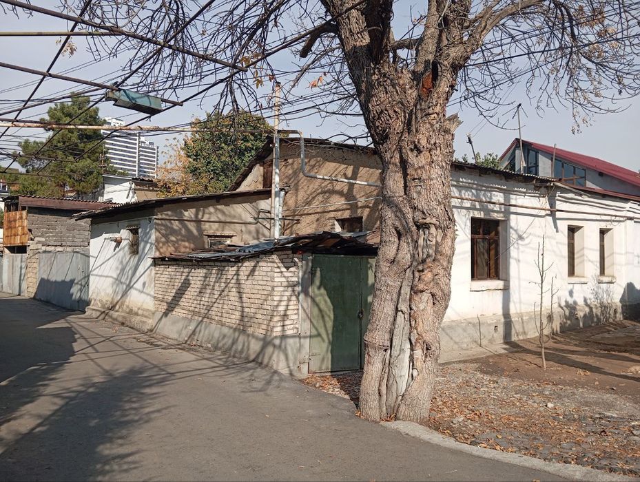 Срочно продаётся угловой 13,5×22,5 дом в центре города , под застройку