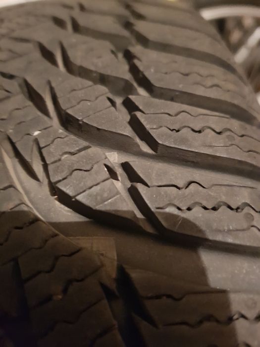 Продавам зимни гуми Kumho 185/60/15 на 1 сезон + железни джанти