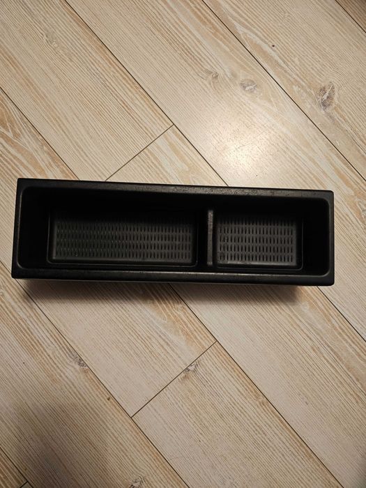 ПОДАРЯВАМ Барче ( органайзър )  за съхранение под подлакътник за BMW e