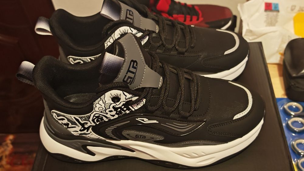 Adidasi Otter Bite the Bullet noi