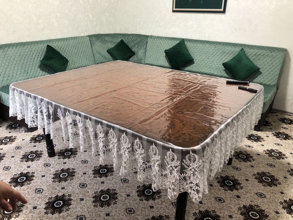 Скатерть с кружевами и бахромой.