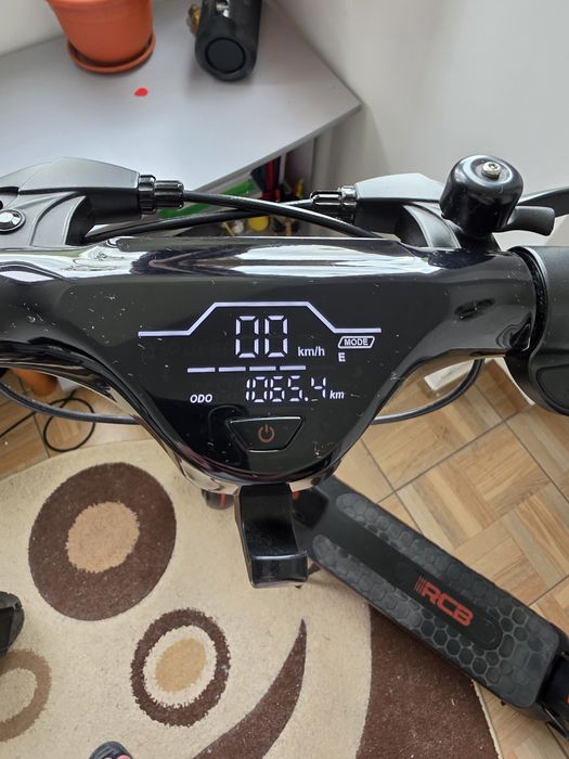 Trotineta electrica RCB, Pliabila,30km/h autonomie 35 km Motor 500W cauciucuri 10 inch pline rezistă până la 150 kg