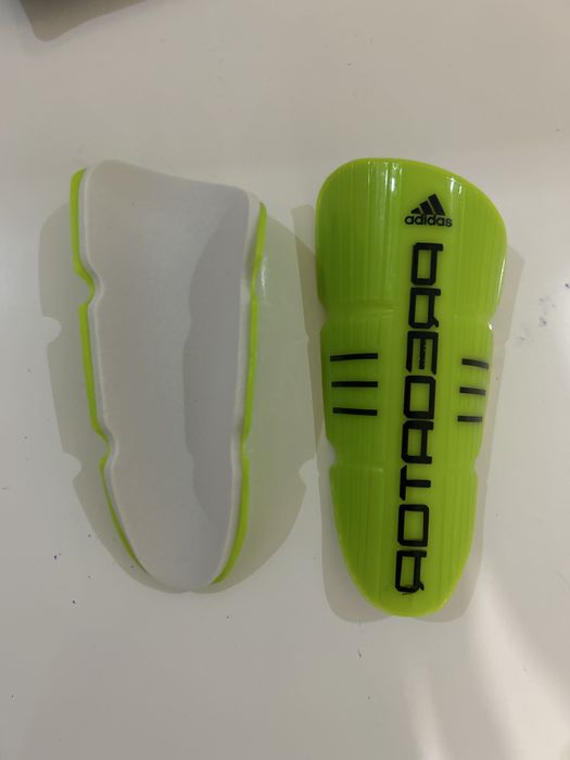 Футбольные щитки adidas Predator, новые