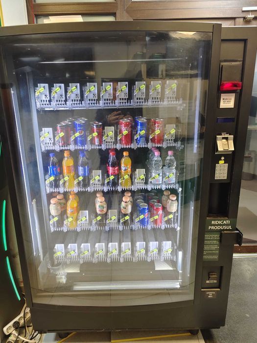 Aparat de bauturi vending cu lift