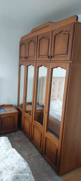 Dormitor din lemn masiv – șifonier cu oglinzi + 4 noptiere