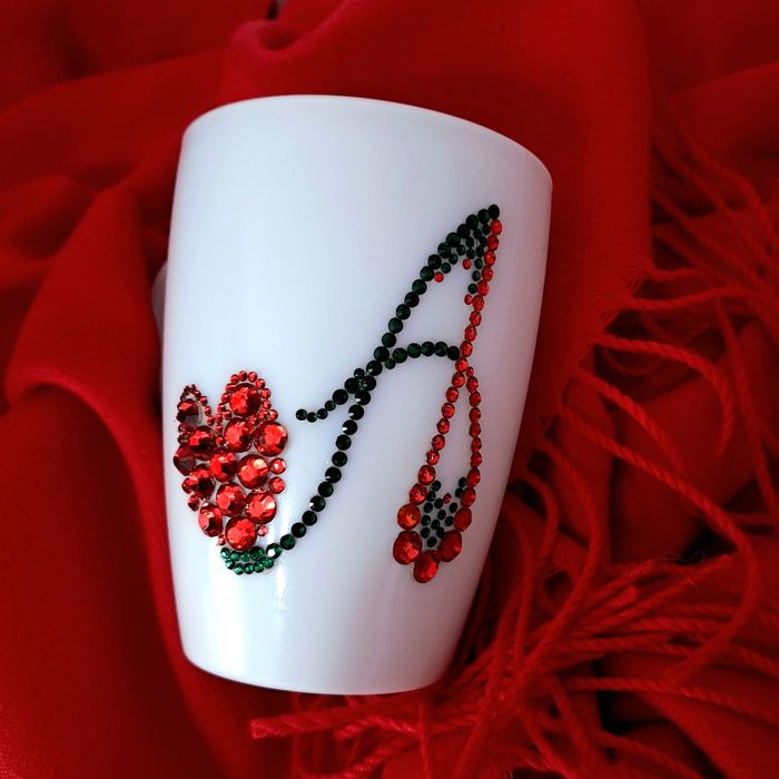 Чаша с инициали от кристални камъчета,  буква по поръчка