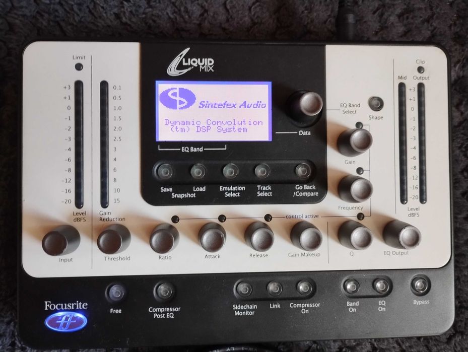 Focusrite Liquid Mix и Behringer FCA202