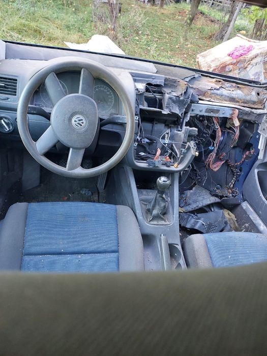 Vând sau Dezmembrez WW golf V , 1.4Fsi, cod motor BKG, An 2004 , fara rugina
