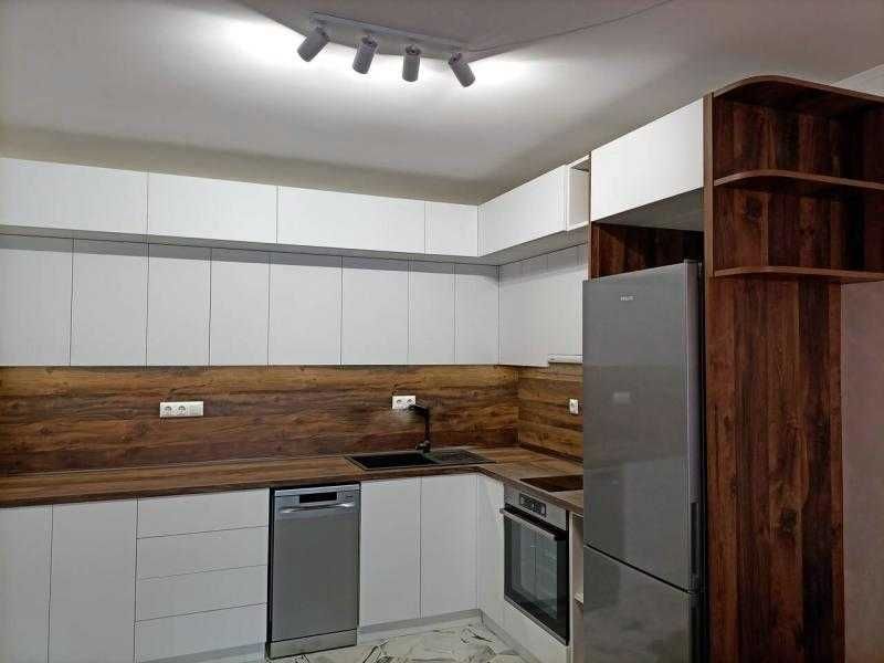 Дава се под наем Двустаен апартамент в Бургас, Център - 70 кв.м за 612 € - Снимка #4