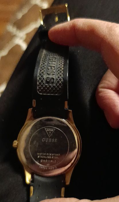 Часовник Guess в перфектно състояние